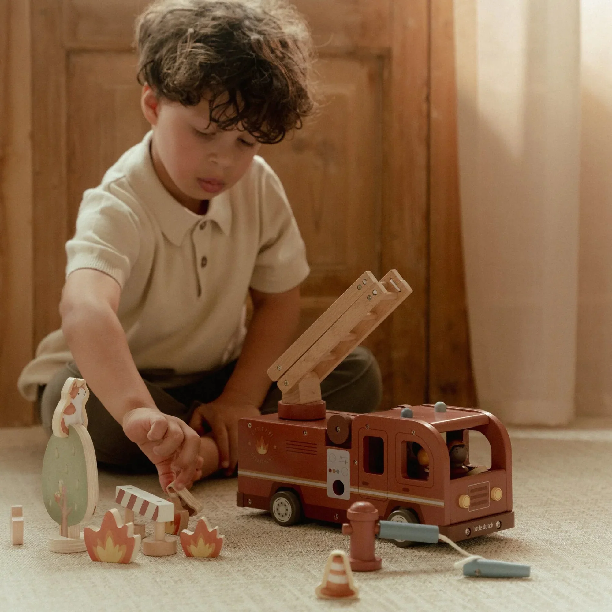 Camion dei pompieri grande con personaggio - immagine 8