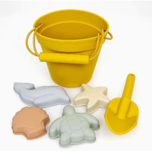 Set da spiaggia giallo con secchiello paletta e 4 accessori in silicone Petikids