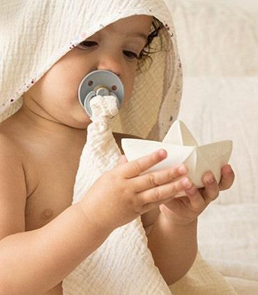 Dentaruolo e gioco bagnetto barchetta origami – Oly&Carol - immagine 3